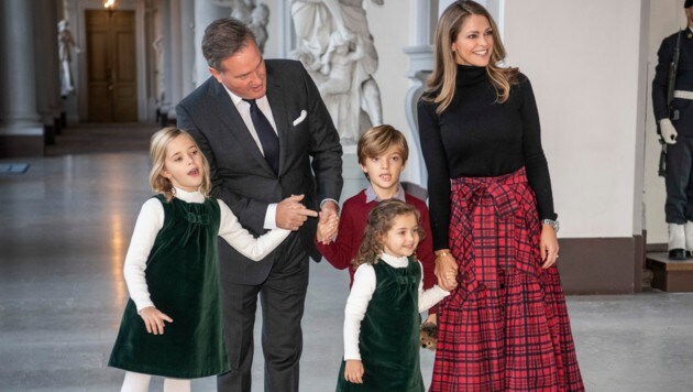 Prinzessin Madeleine mit ihrer Familie, Ehemann Chris O‘Neill, Prinzessin Leonore, Prinzessin Adrienne und Prinz Nicolas auf einem Foto aus dem Jahr 2021 (Bild: Anders Wiklund / TT News Agency / picturedesk.com)