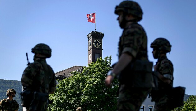 Reservisten der Schweizer Armee (Bild: APA/AFP/Fabrice COFFRINI)