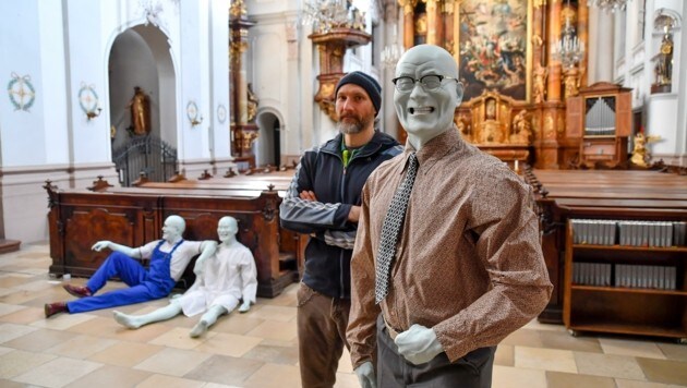 Adam Ulen stellte lebensgroße Puppen aus Keramik in der Kirche auf. (Bild: Dostal Harald)