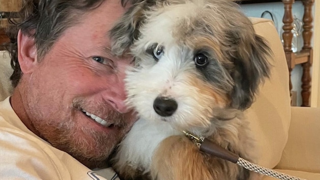 Michael J. Fox mit seinem neuen Hundewelpen (Bild: www.instagram.com/realmikejfox)
