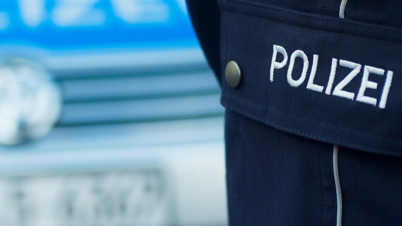 Die Polizistinnen und Polizisten wurden bei dem Vorfall nicht verletzt (Symbolbild). (Bild: Picture-Factory, stock.adobe.com)