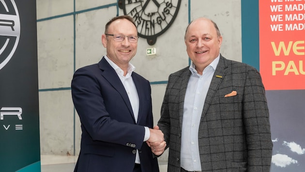 Johann Ecker, Sprecher der Geschäftsführung von Steyr Automotive, mit Andreas Klauser (r.), dem Chef der Palfinger AG. (Bild: Palfinger)