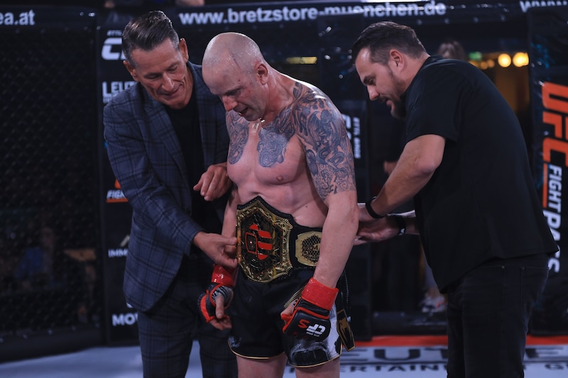 Event-Organisator Klaus Leutgeb (li.) und MMA-Zampano Gerhard Ettl kürten Fischer schon öfters zum Sieger. Sportlich will „Harry“ den Gürtel aber noch nicht enger schnallen. (Bild: MARIO MAINDL)