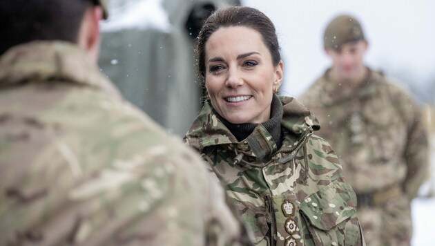 Prinzessin Kate bei ihrem ersten Besuch beim 1. Bataillon der Irischen Garde seit ihrer Ernennung zum Oberst auf dem Truppenübungsplatz Salisbury Plain in Wiltshire (Bild: Steve Reigate / PA / picturedesk.com)
