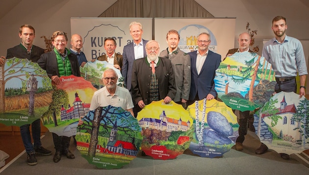 Brauereichef Karl Schwarz, Künstler Willibald Zahrl und Waldförderer Gerhard Blabensteiner (Mitte) mit Vertretern der acht neuen Bierdeckel-Motive. (Bild: Honorar)