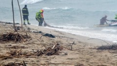 Rettungskräfte bargen nach dem Bootsunglück am 26.2. massenhaft Leichen aus dem Meer.