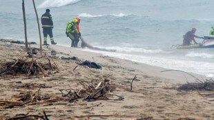 Rettungskräfte bargen nach dem Bootsunglück am 26.2. massenhaft Leichen aus dem Meer.