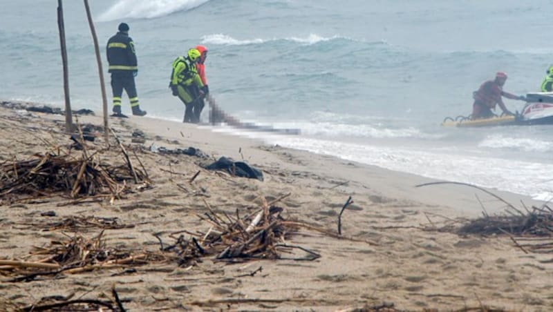 Rettungskräfte bargen nach dem Bootsunglück am 26.2. massenhaft Leichen aus dem Meer. (Bild: Copyright 2023 The Associated Press. All rights reserved)