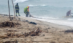 Rettungskräfte bargen nach dem Bootsunglück am 26.2. massenhaft Leichen aus dem Meer.