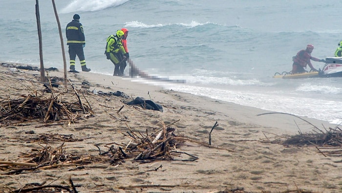 Rettungskräfte bargen nach dem Bootsunglück massenhaft Leichen aus dem Meer.