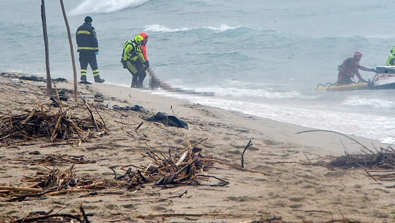 Rettungskräfte bargen nach dem Bootsunglück massenhaft Leichen aus dem Meer. (Bild: Copyright 2023 The Associated Press. All rights reserved)