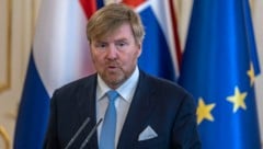 Willem-Alexander: Der 55 Jahre alte Monarch ist zu Hause nur von Frauen umgeben - neben seiner Frau Maxima (51) auch von den drei Töchtern Amalia (19), Alexia (17) und Ariane (15). (Bild: APA/AFP/TOMAS BENEDIKOVIC)