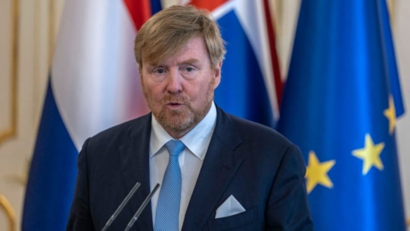 Willem-Alexander: Der 55 Jahre alte Monarch ist zu Hause nur von Frauen umgeben - neben seiner Frau Maxima (51) auch von den drei Töchtern Amalia (19), Alexia (17) und Ariane (15). (Bild: APA/AFP/TOMAS BENEDIKOVIC)