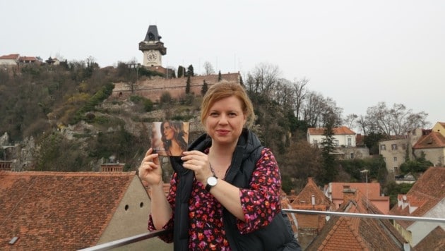 Simone Kopmajer mit ihrer neuen CD vor dem Uhrturm. (Bild: Jauschowetz Christian)