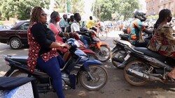 Im afrikanischen Land Burkina Faso gilt das Fahren von Motorrädern als ein Symbol für die Emanzipation der Frauen. (Bild: AFP (Screenshot))