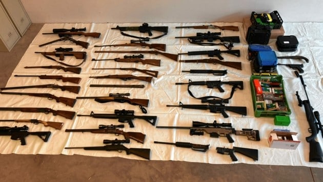 Diese Waffen wurden auf dem Hof in Kleindiex gefunden. Die Besitzer sind nun in U-Haft. (Bild: LPD Kärnten)