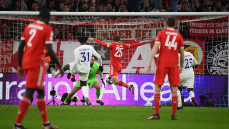 Thomas Müller greift beim Treffer von Eric Maxim Choupo-Moting mit dem Fuß ein. (Bild: APA/AFP/Odd ANDERSEN)