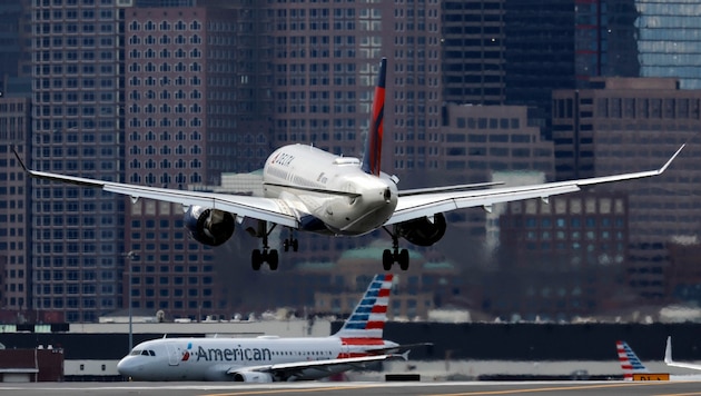 Aufgrund der Sanktionen ist es amerikanischen Flugzeugen nicht erlaubt, nach Russland zu fliegen (Symbolbild). (Bild: AP/Michael Dwyer)