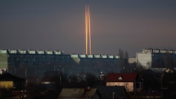Drei russische Raketen in Charkiw (Bild: AP Photo/Vadim Belikov)