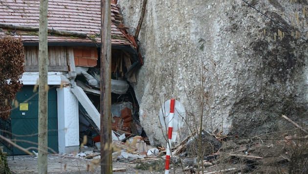 Wie gefährlich die Situation für die Hausbewohner war, zeigen die Bilder nach dem verheerenden Felssturz. (Bild: Lauber/laumat.at Matthias)