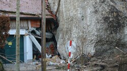 Wie gefährlich die Situation für die Hausbewohner war, zeigen die Bilder nach dem verheerenden Felssturz. (Bild: Lauber/laumat.at Matthias)