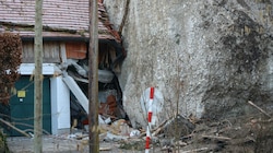 Wie gefährlich die Situation für die Hausbewohner war, zeigen die Bilder nach dem verheerenden Felssturz. (Bild: Lauber/laumat.at Matthias)