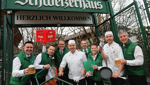Der Countdown läuft: Die Kellner und Köche im Schweizerhaus freuen sich schon auf die Wiedereröffnung. (Bild: Peter Tomschi)