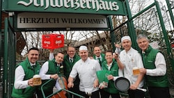 Der Countdown läuft: Die Kellner und Köche im Schweizerhaus freuen sich schon auf die Wiedereröffnung. (Bild: Peter Tomschi)