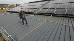 Sepp Aberger erzeugt Strom auf den Dächern seiner Stallgebäude. (Bild: Rojsek-Wiedergut Uta)