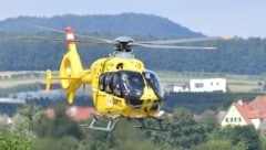 Der Notarzt eilte mit dem Rettungshubschrauber herbei. (Bild: P. Huber)