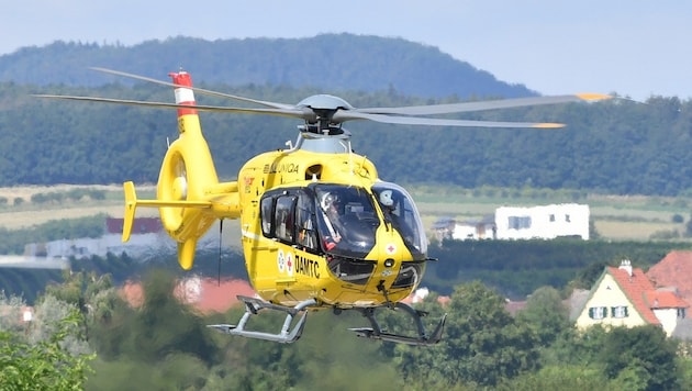 Acil durum doktoru kurtarma helikopteriyle birlikte olay yerine intikal etti. (Bild: P. Huber)