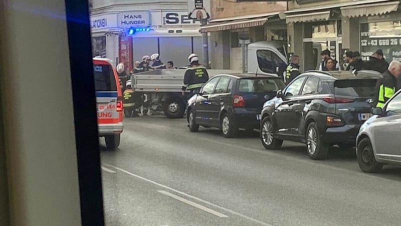 Ein Kleinlaster ist am Donnerstag in den Eingangsbereich einer Pizzeria in Wien-Floridsdorf gekracht. (Bild: Leserreporter, krone.at-Grafik)