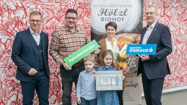 Neuer Pächter für Traditionskaffeehaus in Zwettl. Im Bild: Vorstandsvorsitzender der Waldviertler Sparkasse Johannes Scheidl, Mario, Sebastian, Annalena und Sandra Hölzl sowie der stellvertretende Vorstandsvorsitzende Peter Hochleitner. (Bild: Waldviertler Sparkasse)