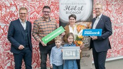 Neuer Pächter für Traditionskaffeehaus in Zwettl. Im Bild: Vorstandsvorsitzender der Waldviertler Sparkasse Johannes Scheidl, Mario, Sebastian, Annalena und Sandra Hölzl sowie der stellvertretende Vorstandsvorsitzende Peter Hochleitner. (Bild: Waldviertler Sparkasse)