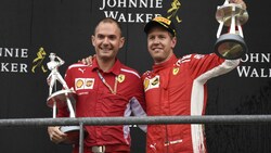 David Sanchez (l.) mit dem damaligen Ferrari-Piloten Sebastian Vettel, 2018 (Bild: AFPAPA/AFP/JOHN THYS)