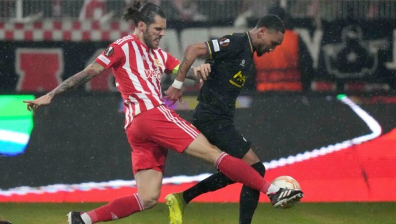 Christopher Trimmel (l.) im Zweikampf mit Loic Lapoussin. (Bild: AP Photo/Michael Sohn)