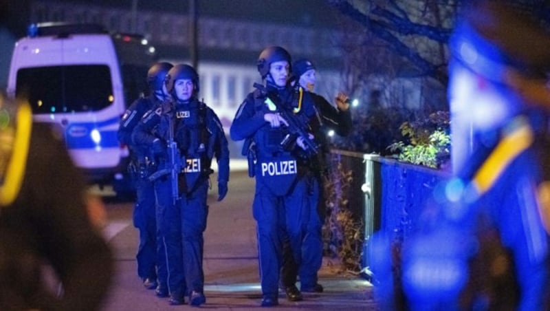 Durch Schüsse sind während einer Veranstaltung der Zeugen Jehovas in Hamburg mehrere Menschen getötet oder verletzt worden. Die Polizei war mit einem Großaufgebot zur Stelle. (Bild: AFP)