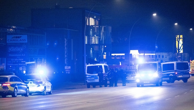 Die Polizei war die ganze Nacht am Tatort. (Bild: AFP)