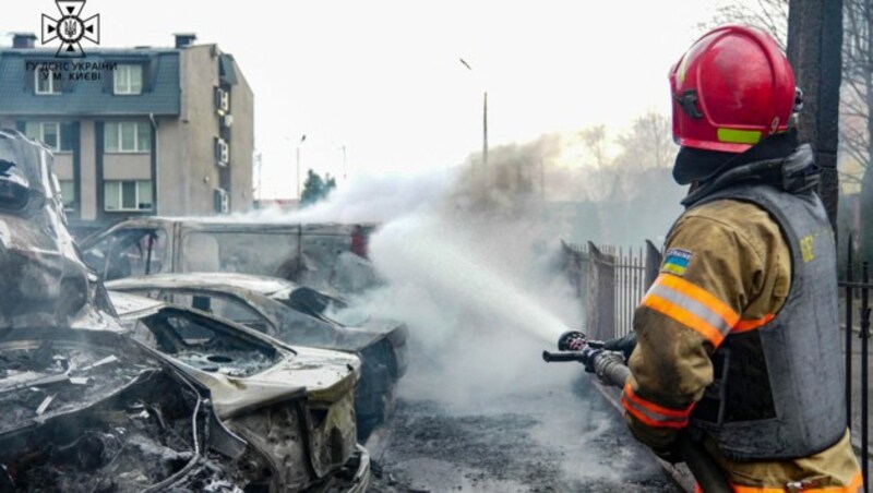 Der Raketenhagel vom Donnerstag betraf auch wieder viele Zivilisten. (Bild: AFP/UKRAINIAN EMERGENCY SERVICE)