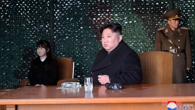 Kim Jong Un mit seiner Tochter (Bild: AP)