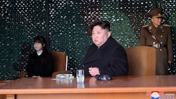 Kim Jong Un mit seiner Tochter (Bild: AP)