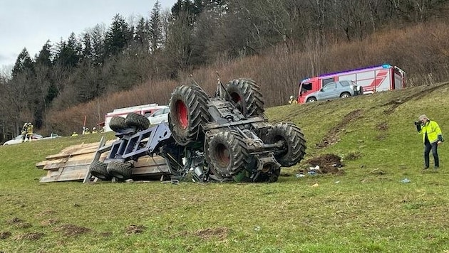 Ein Traktorfahrer verunfallte auf der L206 (Bild: Benedict Grabner)