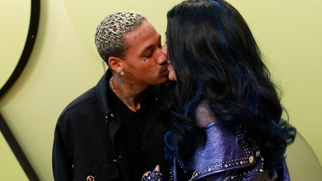 Sängerin Cher küsste ihren Freund, Rapper Alexander Edwards, bei ihrem ersten gemeinsamen Red-Carpet-Auftritt. (Bild: APA/AFP/Michael Tran)