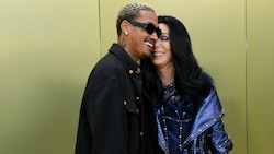 Die zwei sind auf einer Wellenlänge: Alexander Edwards und Cher (Bild: APA/Getty Images via AFP/GETTY IMAGES/Jon Kopaloff)