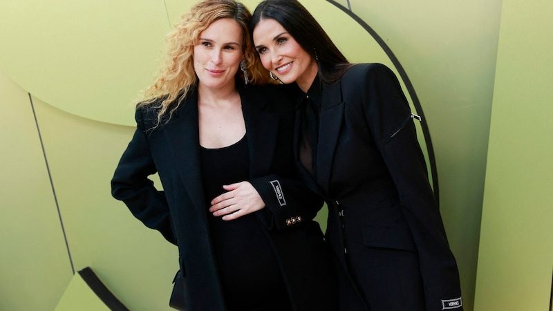 Rumer Willis mit Babybauch und Mama Demi Moore (Bild: APA/AFP/Michael Tran)