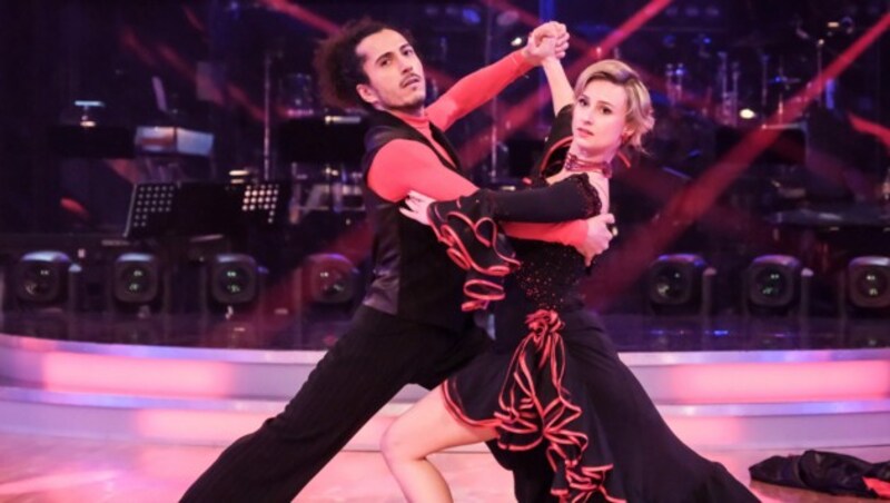 Omar Khir Alanam und Kati Kallus tanzten einen Tango zu „Dance Mephisto“. (Bild: ORF)