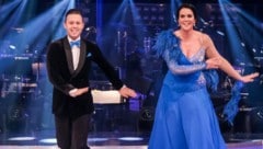 Martina Reuter und Nikolaus Waltl fegten mit einem Quickstep zu „Valerie“ übers Parkett. Am Ende reichte es aber nicht. Die Style-Expertin musste den ORF-Ballroom als erster Tanz-Promi verlassen. (Bild: ORF)