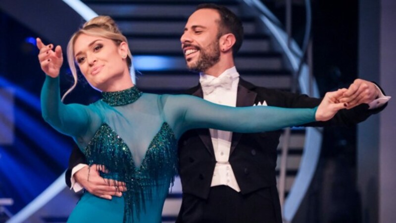 Corinna Kamper und Danilo Campisi zeigten einen Wiener Walzer zu „Everybody Hurts“. (Bild: ORF)