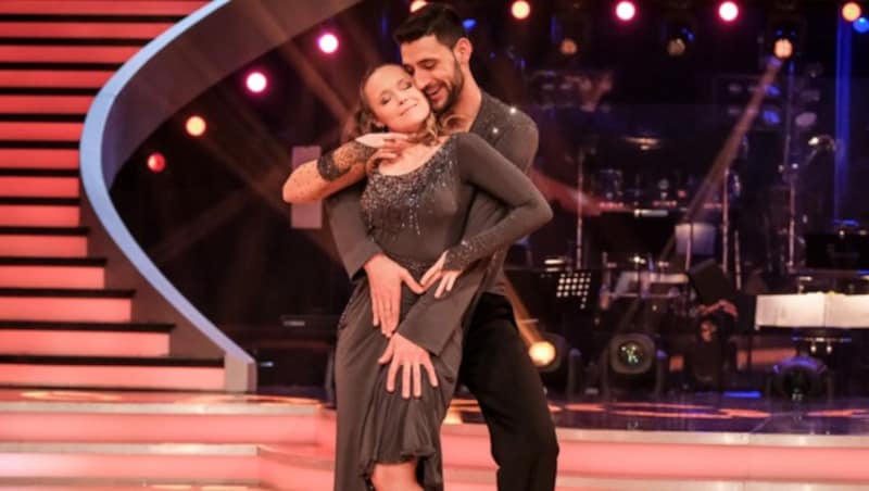 Missy May und Dimitar Stefanin feierten mit einer Rumba zu „Sign Your Name“ ihr gemeinsames Ballroom-Debüt.
 (Bild: ORF)