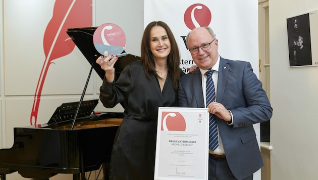 „Krone“-Ressortleiterin Maggie Entenfellner bekam von Tierärztekammer-Präsident Kurt Frühwirth den Pressepreis überreicht. (Bild: www.markuswache.com)